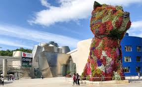 Museo Guggenheim Bilbao - ¿Sabías que Puppy, el West Highland terrier gigante situado a la entrada del Museo, creado por Jeff Koons, remite el poder de la vida, incluyendo su dimensión espiritual,