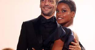 Un compositeur en mal d'inspiration, qui vient de quitter femme et enfants, pense trouver refuge dans une vieille maison à flanc de falaise, sur une île. Mathieu Kassovitz Son Experience Du Couple Avec 2 Divorces Et 3 Enfants Purepeople