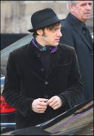 Sa mère est remariée à un boulanger travailleur de nuit et alain bashung est envoyé à l'âge d'un an dans les environs de. Heritage D Alain Bashung Comment Le Chanteur A Contourne La Loi Pour Desheriter Son Fils Aine