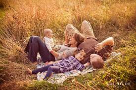 Interaccion Colores Fall Family Pictures Outdoor Family Photos Family Picture Poses