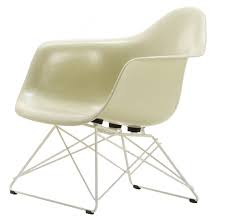 Ob für die eigene wohnung, für modern eingerichtete cafes oder für konferenzräume, der eames chair passt sich jeder umgebung perfekt an. Eames Fiberglass Arm Chair Lar Von Charles Und Ray Eames I Vitra Eames Fiberglass Chairs Markanto