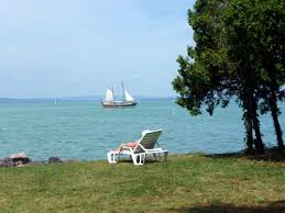 Öltözőkabinok, wc és különböző étkezdék is találhatók a hatalmas területen. Balatonfenyvesi Strand Likebalaton