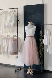 Die einzigartigen brautkleider entstehen alle aus hochwertigen spitzen und stoffen. Brautkleider Boho Stil Mit Schlichtem Braut Top Und Tullrock In Rosa Festliche Kleider Knielang Brautkleid Knielang Sommerhochzeit Outfits