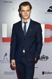 Karierę aktorską zaczął już na drugim roku studiów grając w takich. Mateusz Rzezniczak Aktor Powidokow Podbija Polskie Kino Gala Pl