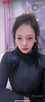 上車】被諷假奶不能忍！中國直播主《妮可》當場「脫衣驗奶」露點影片瘋傳！ | 點我一下