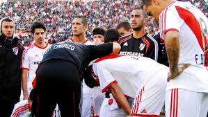 ¿d'onofrio seguirá queriendo una cancha la gente pensó que este era el diseño definitivo de la cancha de river que constaba con pista de atletismo pues se había contemplado que en el futuro. El Descenso De River Las Cargadas De Los Hinchas De Boca Y Que Responden Los Del Millonario