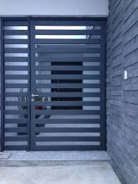 Many modern wrought iron gates are actually not wrought iron at all, but powder coated steel made in the traditional wrought iron style. The Best Driveway Gate Ideas And Inspiration That You Ll Love