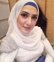 It's the first muslimah clothing ready to solat in malaysia. Vie Shantie Khan