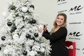 Music Choice Christmas 2021 Kelly Clarkson S Christmas Album Features Brett Eldredge And Chris Stapleton