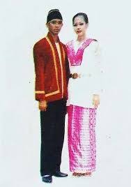 It is a modest and beautiful dress worn by indonesian in addition to batik, peci is another obligatory piece of indonesian traditional costume. National Costume Of Indonesia Male And Female Costumes Ideas