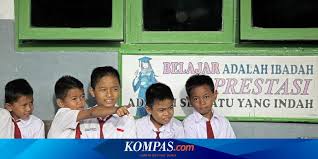 Pada usia 9 tahun, dirinya sudah menyeberangi lautan dari china menyusul ayahnya. Pandemi Bukan Halangan Memajukan Pendidikan Daerah Pedalaman