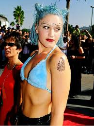 These 90s Female Singers Gave Us The Best Trends Tlc Fashion 90s Fashion Trending 1990s Fashion Trends