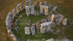 They are all about 4 m high, 2 m wide, 1 m broad and each weighs nearly 30 t. Das Geheimnis Von Stonehenge Kultur Dw 30 08 2020