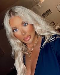 Alyssa Cameron's Instagram, Twitter & Facebook