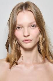 Statt Balayage: Der „Olsen Dip" ist der Haarfarbentrend 2025