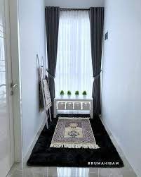 Selain membuat ruangan tampak semakin tinggi, warna putih yang memantulkan cahaya akan membuat ruangan lebih terang. 7 Inspirasi Desain Mushola Dalam Rumah Agar Ibadah Makin Khusyuk Orami
