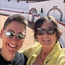 What are the best ways to travel to and stay