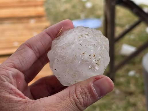 La Francia: Cayó granizo en seco del tamaño de una pelota de tenis ​En la  tarde de este domingo, la localidad de La Francia registró la caída de  granizo en seco. Las