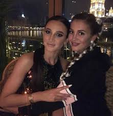 Сегодня в своем микроблоге в instagram анна бузова рассказала о проблемах со здоровьем — чуть больше недели назад у нее случился инсульт. Anna Buzova Zarabatyvaet Prodazhej Selskohozyajstvennoj Tehniki Starhit Ru