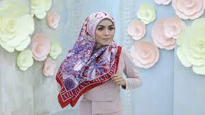 Tudung bawal berbentuk segi empat. Ariani Tutorial Cara Pemakaian Square Satin Jacquard Youtube