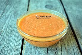 4 bucati de usturoi verde (se poate folosi si cel uscat), un praf de sare, ulei, un pahar de iaurt de 200 ml. Mujdei Rapid Facut Cu Rosii Crude Gina Bradea