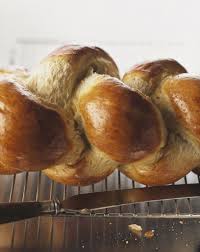 Consumata a colazione appena dopo averla sfornata, con un bicchiere di latte caldo e un velo di marmellata sopra e terminata a cena con le fette rimanenti appena bruscate e farcite con formaggi e crudo di parma. Treccia Al Burro Bio Bio Suisse