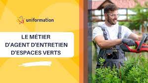 Créer, aménager et préserver les espaces verts plus communément appelés « jardiniers », les agents d'entretien des espaces naturels sont très présents dans la fonction publique. Le Metier D Agent D Entretien D Espaces Verts Youtube
