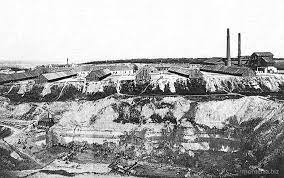 Die ziegelfabrik war noch bis in die zeit des wiederaufbaus nach dem zweiten weltkrieg in betrieb, wurde jedoch in den 1960er jahren wegen unrentabilität des lehmabbaus geschlossen. Ziegeleien Am Laaer Berg Monte Laa