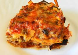 Lasagne con melanzane e mozzarella ingredienti per 6 persone 500 g di lasagne all'uovo un chilo di melanzane 400 g di mozzarella 700 g di salsa di pomodoro una cipolla 80 g di parmigiano reggiano grattugiato le friggo nell'olio di semi caldo su entrambi i lati, le sgocciolo con una schiumarola. Lasagne Di Carasau Con Melanzane E Zucchine Ricette Di Sardegna