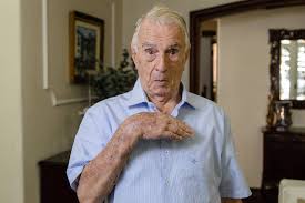 Em seu retorno, orlando drummond foi recebido pela família que construiu, composta por sua esposa glória, seus 2 filhos, orlando lima cardoso e lenita helena drummond, 5 netos, marco aurélio asseff, michel asseff filho e os dubladores felipe drummond, alexandre. F5 Celebridades Perto De Completar 100 Anos Orlando Drummond Ganha Biografia E Diz Nao Se Esquecam De Mim 21 06 2019