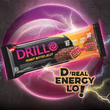 Berupa wafer dengan isian peanut butter jellly bertabur krispi beras. Drillo Indonesia Community Facebook