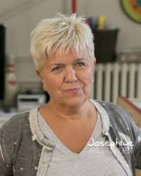 Charity Jones doit écrire un article sur Erik Gallagher, qui distribue des  milliers de cadeaux chaque année pour Noël. Mais d'où viennent ces cadeaux  ? 😏 ⏰📺 Coup de foudre pour l'apprenti