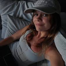 Неудобно на вокзале или в аэропорту в туалетную кабинку с большим чемоданом  заходить. А если кто-то с тобой, то может посторожить. 🤷🏻‍♂️