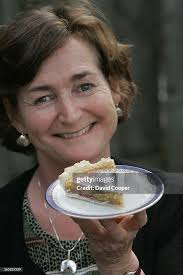 Hostess Lindsay Squires with her Bakewell Tart. Writer Cynthia David...  News Photo