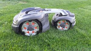Inzwischen Lauft Der Neue Automower 435x Awd Bei Uns Auf Der Demoflache Hier Die Ersten Fotos Wahre Rasenroboter Rasenmaher Roboter Garage Rasenmaher Roboter