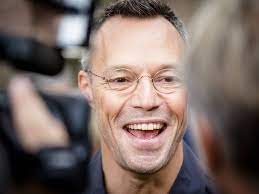 Andere tijden, het geschiedenisprogramma van de ntr en vpro met reportages over (bijna) vergeten gebeurtenissen uit de recente geschiedenis. Andere Tijden Stopt Op Tv Gaat Zoeken Naar Andere Vorm Nos