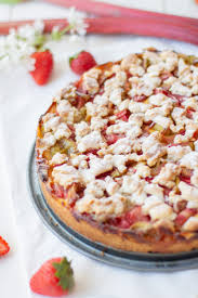 Die streusel nun über dem kuchen verteilen,aber nicht festdrücken. Pudding Streusel Kuchen Mit Rhabarber Und Erdbeeren Trytrytry