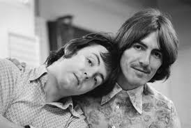 Paul McCartney che fa il bagnetto a sua figlia Mary🤗 Foto di Linda  McCartney.