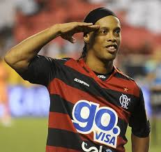 O santos tinha neymar e ganso, ambos talvez vivendo o auge de suas passagens pelo clube paulista, enquanto o flamengo contava com o maestro ronaldinho gaúcho. Ronaldinho Scores Hat Trick As Flamengo Beat Santos The Independent The Independent
