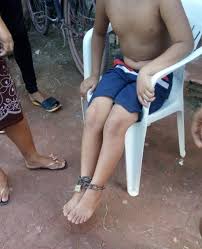 O menino foi preso pelo próprio pai. Menino De 8 Anos E Encontrado Acorrentado Em Casa Mae Diz Que Foi Para A Seguranca Dele Amapa G1