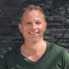 DO YOU KNOW A PODCASTER WHO WANTS TO TALK STORYTELLING & LEADERSHIP?