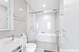 Desain kamar mandi ala hotel untuk menyulap desain kamar mandi seperti yang ada di hotel bintang 5 sebenarnya tidaklah terlalu sulit karena konsepnya cukup sederhana dengan melihat gambar dan model yang telah kami unggah itu sudah lebih dari cukup tinggal melengkapi dengan beberapa aksesoris tambahan saja. Bikin Kamar Mandi Mewah Ala Hotel Cuma Modal Rp11 Juta Buktiin Sendiri Rumah123 Com