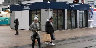 Der alexanderplatz hat seinen namen dem russischen zaren alexander dem ersten bekommen. Polizeiwache Auf Dem Alexanderplatz Wo Geht S Zum Alex Taz De