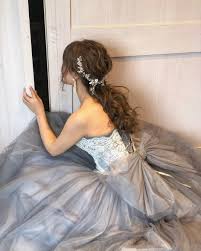 カラードレス 髪型75選 先輩花嫁たちをお手本にしよう 結婚式準備はウェディングニュース ウェディング ヘアスタイル ドレス 髪型 前撮り 髪型