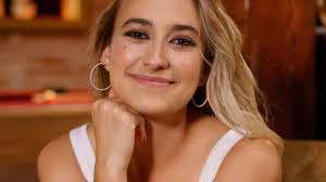 Cette ex-gagnante de «l'île de l'amour» s'offre un changement capillaire  sublime pour l'hiver