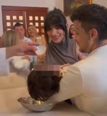 AlMinuto⏱️ | Sacerdote revela FOTO INÉDITA de Cazzu y Christian Nodal en un  bautizo. Esta fotografía circuló en las redes sociales durante las últimas  horas, y se tomó un par de meses