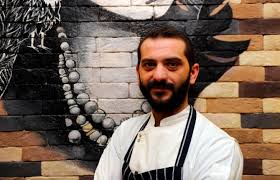 Μοίρα τον βάλει δίπλα σε δύο δίμετρους σεφ να παρουσιάζει το masterchef. Lewnidas Koytsopoylos O Neos Kriths Masterchef Life Is