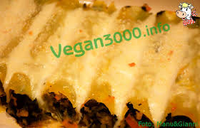 I cannelloni di zucca sono un primo piatto a base di pasta ripiena che sa farsi apprezzare anche da chi segue una dieta vegetariana. Vegan3000 Info Ricetta Vegan Cannelloni Con Zucca E Cavolo Nero
