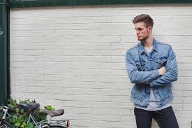 Pour les femme s, changer de look et suivre les tendances de la mode est un défi au quotidien. Les Mecs Comment Porter Une Veste En Jean Avec Style La Mode C Est Vous
