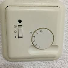 Zum anderen arbeitet eine richtig eingestellte heizung effizienter und sie können so bei den heizkosten sehr viel geld sparen. Fussbodenheizung Richtig Einstellen Mit Dem Raumthermostat Heizung Kalt Elektriker